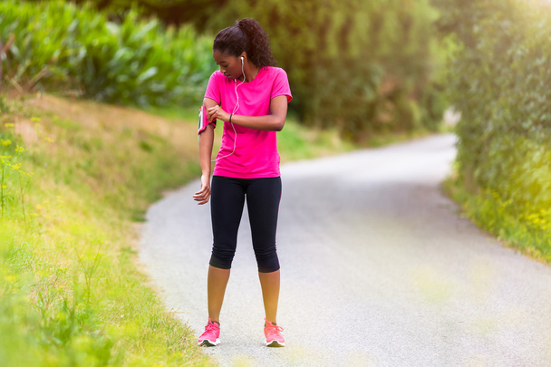  Africká americká žena běžec připojení hudby náramek - Fitness - Fotografie, Obrázek