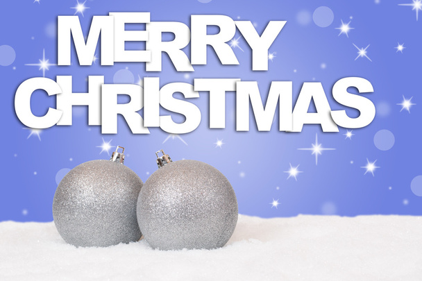 Merry Christmas zilver ballen decoratie met sneeuw - Foto, afbeelding