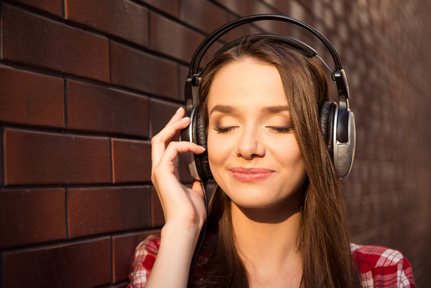Girl listening to music on headphones - Foto, Imagem