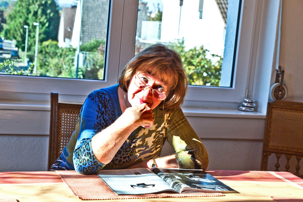 idős vonzó nő otthon magazin olvasó - Fotó, kép