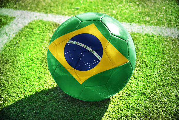 футбольный мяч с национальным флагом Бразилии на поле
  - Фото, изображение