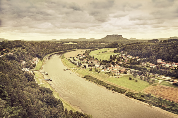 Sepia tonificado vista panorámica de Rathen, Alemania
. - Foto, imagen