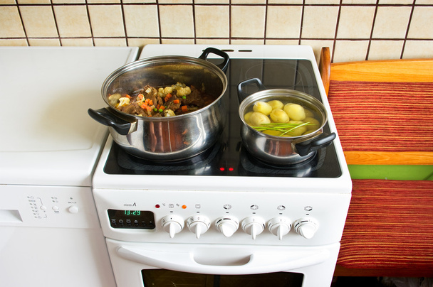 ηλεκτρική κουζίνα κατά την προετοιμασία δείπνο - Φωτογραφία, εικόνα