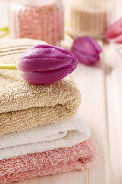 Spa set: bouquet of tulips on a towel, sea salts and bar of soap - Foto, immagini