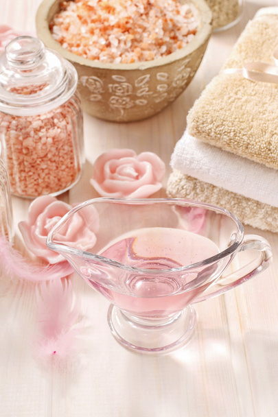 Pink spa set: liquid soap, scented candles, towels and rose sea  - Foto, afbeelding