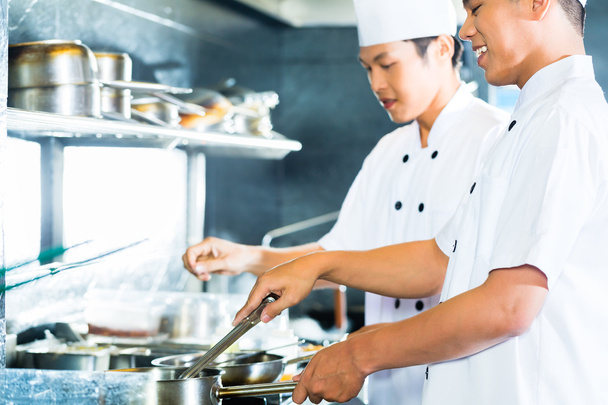 Aasialaiset kokit ruoanlaitto ravintolassa
 - Valokuva, kuva