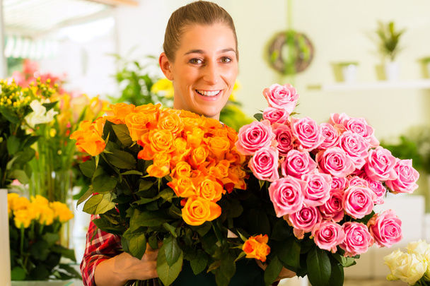 Female florist in flower shop - Zdjęcie, obraz