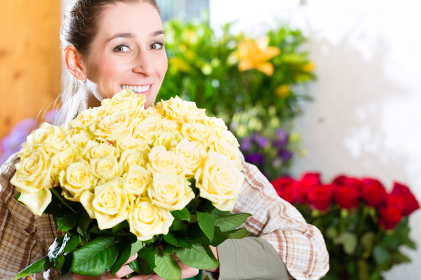 жіночий флорист в квітковому магазині
 - Фото, зображення