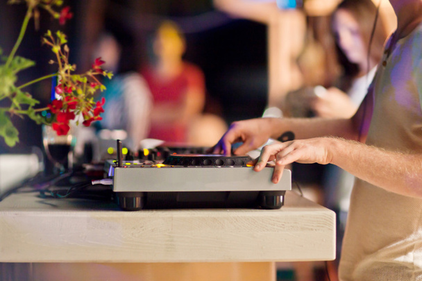 DJ микширование музыки на консоли
 - Фото, изображение