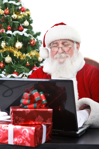 Santa Claus working on laptop - Фото, изображение