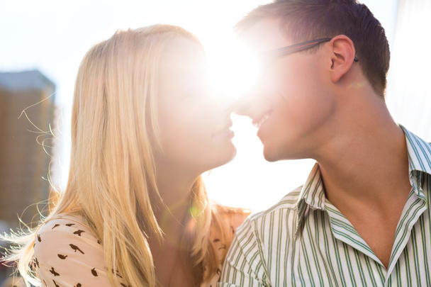 Casal beijando ao pôr do sol
 - Foto, Imagem
