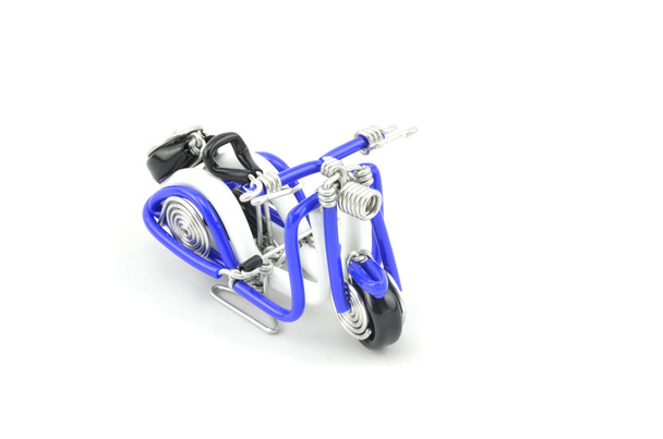 artisanat créatif fabriqué à partir de fil bleu, blanc et noir. mini scooter isolé fond blanc
 - Photo, image