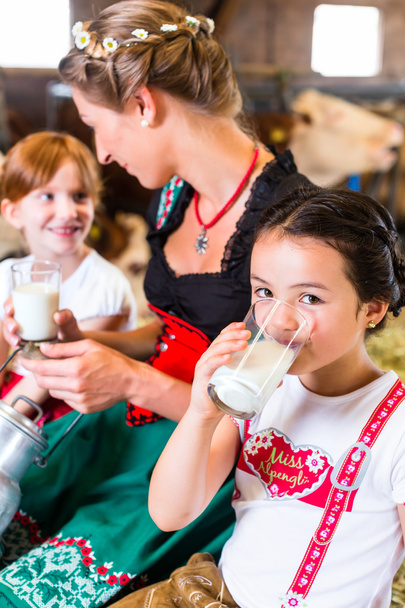 牛舎の牛乳を飲む家族 - 写真・画像