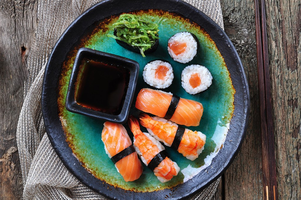 sushi casero con salmón salvaje, camarones, pepino y algas marinas
 - Foto, Imagen