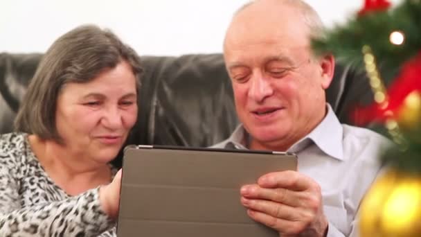 Старшая пара с помощью цифрового планшета на Рождество
 - Кадры, видео