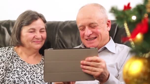 Старшая пара с помощью цифрового планшета на Рождество
 - Кадры, видео