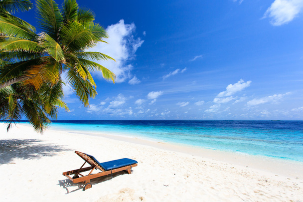 Silla de playa en la playa de arena tropical perfecta
 - Foto, imagen