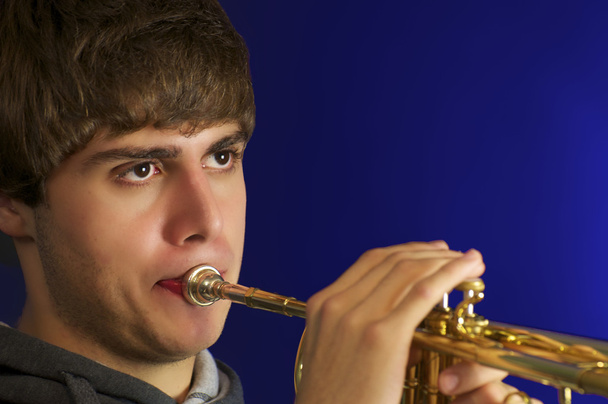 Jeune homme avec trompette
 - Photo, image