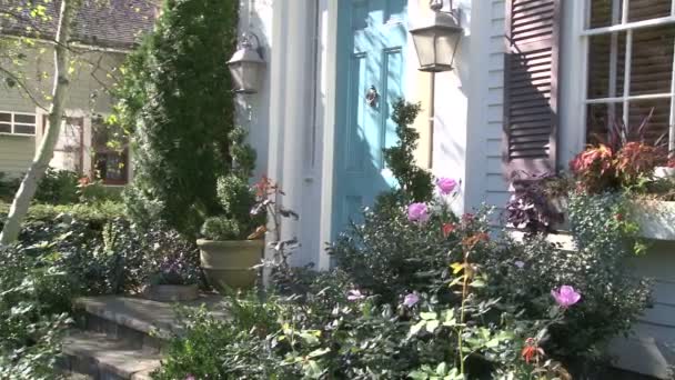 Antik otthon Main Street, virágokkal és kő lépéseket - Felvétel, videó