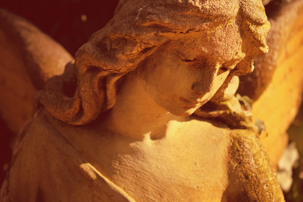 日光 (アンティーク像で黄金の天使) - 写真・画像