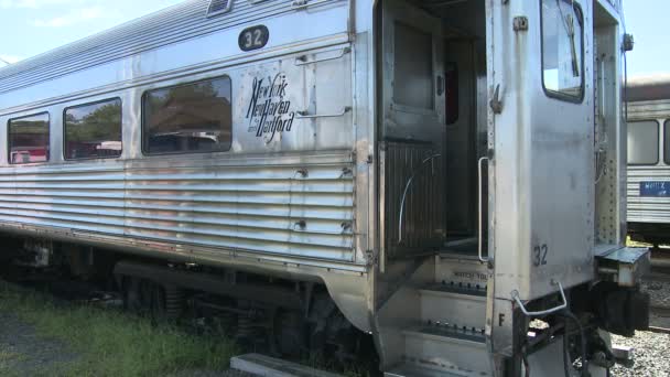 Oude trein geparkeerd voor mensen om naar te kijken (3 van 4) - Video