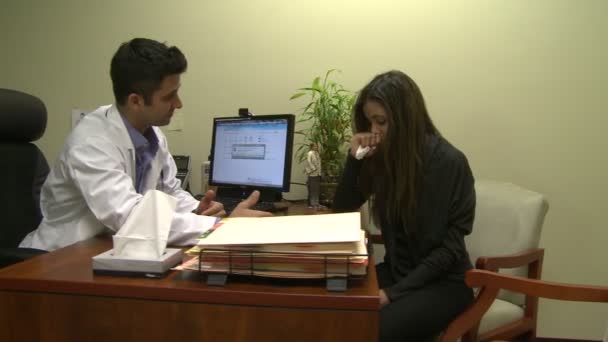 Arts raadplegen met een patiënt over een levensbedreigende diagnose - Video
