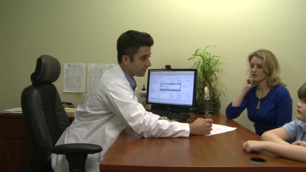 Arts met een bijeenkomst met een familie over hun medische aandoening - Video