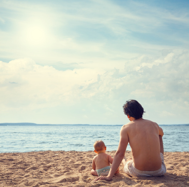 Νέος πατέρας με το γιο του στην παραλία - Φωτογραφία, εικόνα