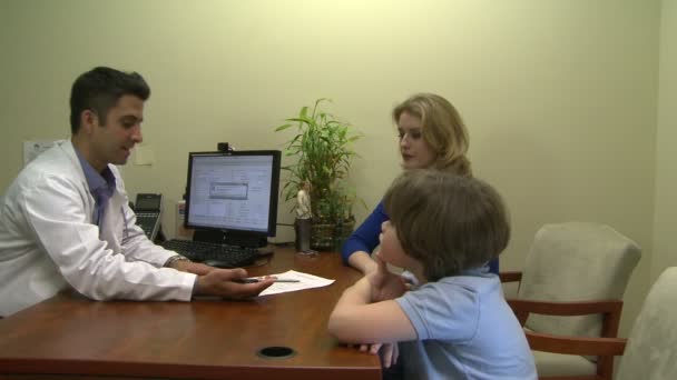 Arts met een bijeenkomst met een familie over hun medische aandoening - Video