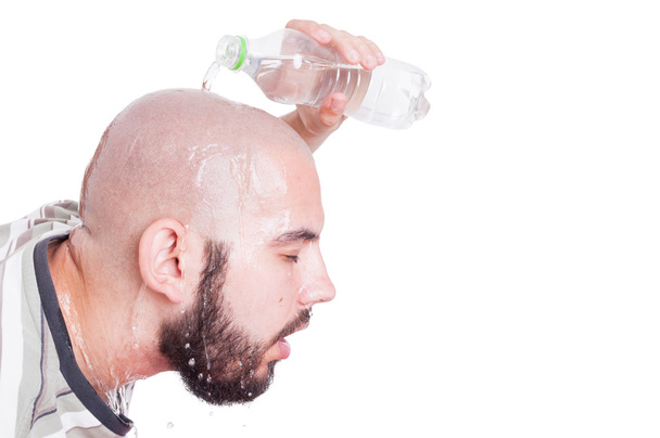 Hombre refrescando o enfriando su cabeza con agua fría
 - Foto, Imagen