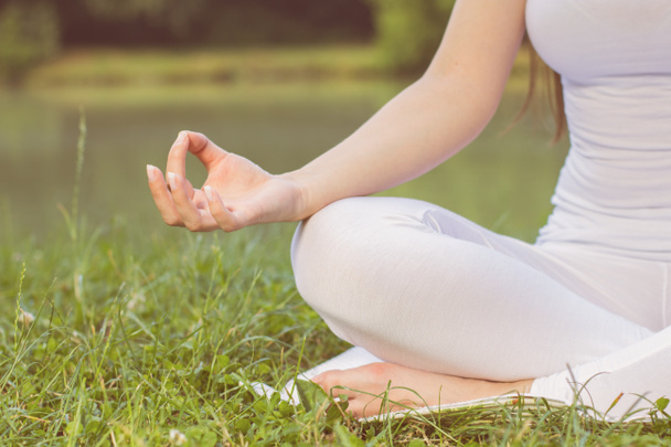 Kobieta jogi medytacji, relaksu zdrowego stylu życia - Zdjęcie, obraz