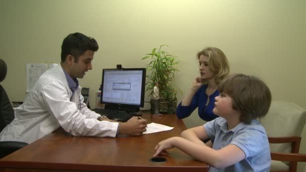 Médecin en réunion avec une famille au sujet de leur état de santé
 - Séquence, vidéo