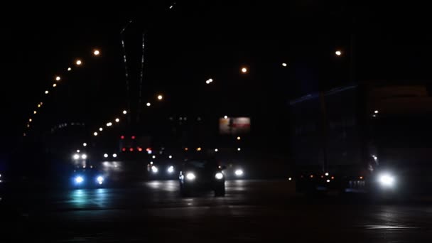Polizeiauto auf nächtlicher Stadtstraße - Filmmaterial, Video