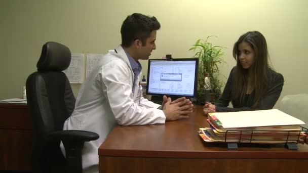 Hasta ve doktor ciddi bir tıbbi durumun tartışmak - Video, Çekim