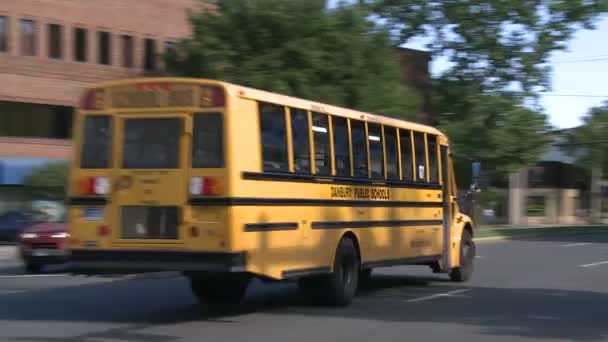 Schulbus fährt mit Nahverkehr - Filmmaterial, Video