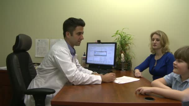 Un médecin discute du traitement avec une famille
 - Séquence, vidéo