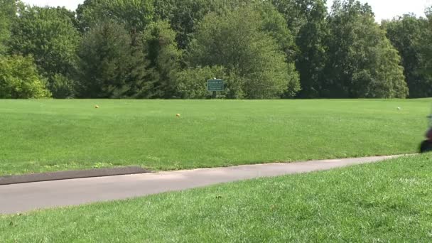 Golf cart traveling around course - Footage, Video