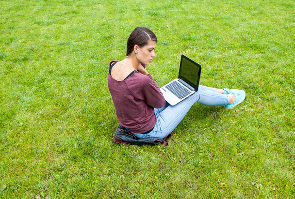 Meisje met laptop - Foto, afbeelding