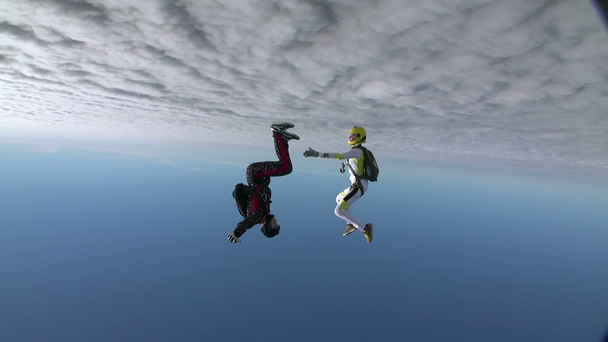 parachutisten verzamelt figuur in vrije val - Video