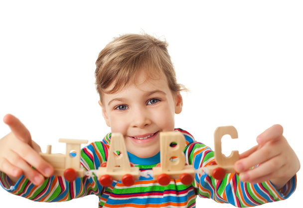 Bonita niña mantiene en manos de juguete locomotora de vapor de madera wi
 - Foto, imagen