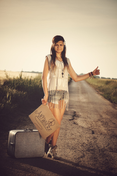 Cestovatel hippie dívka cestování stopem - Fotografie, Obrázek