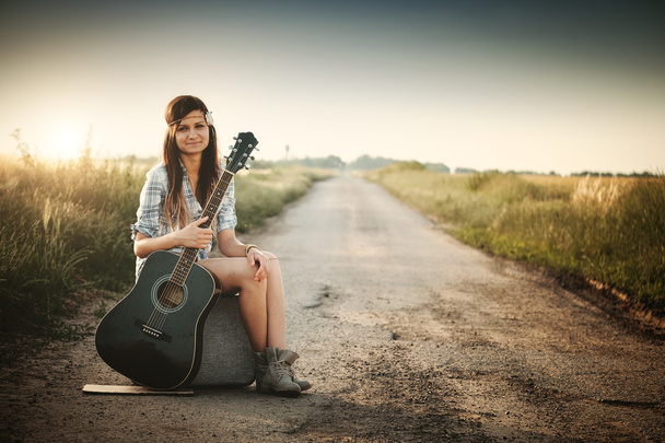 Chica hippie viajero con guitarra
 - Foto, Imagen