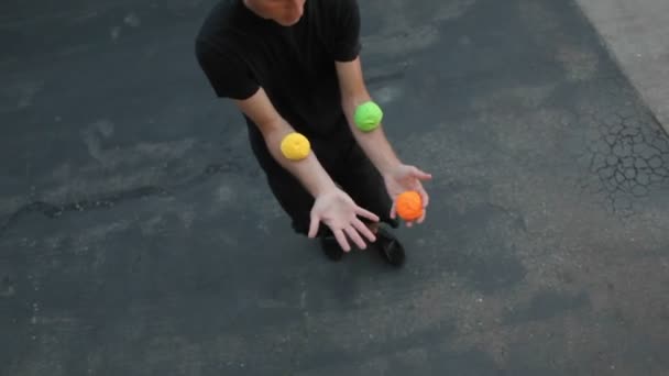 Ένας άνθρωπος κάνει ταχυδακτυλουργίες μπάλες - Πλάνα, βίντεο