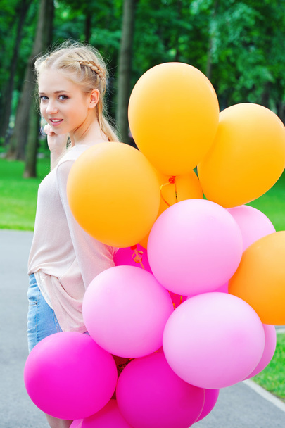 Pretty blonde teenager with balloons - Valokuva, kuva