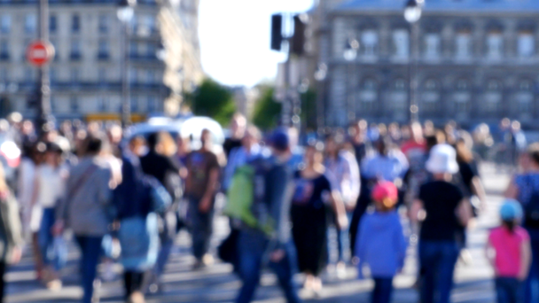 Пешеходная толпа, гуляющая по Парижу, Франция
 - Кадры, видео