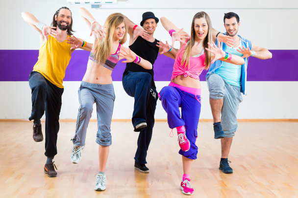 Tancerz na Zumba fitness szkolenia w studio tańca - Zdjęcie, obraz