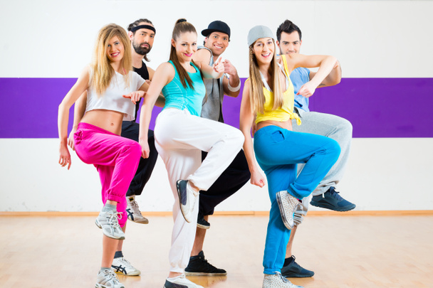 Danseuse à l'entraînement de fitness Zumba en studio de danse
 - Photo, image