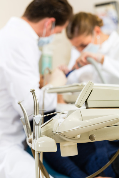 Pacjent z dentystą - leczenie stomatologiczne - Zdjęcie, obraz