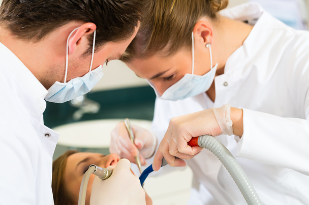 Patient avec dentiste - traitement dentaire
 - Photo, image