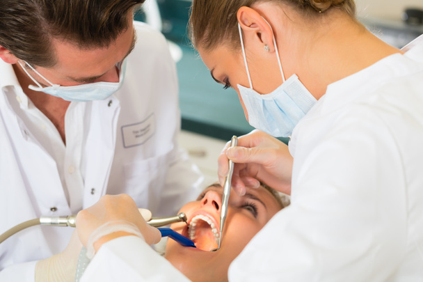 Patiënt met tandarts - tandheelkundige behandeling - Foto, afbeelding